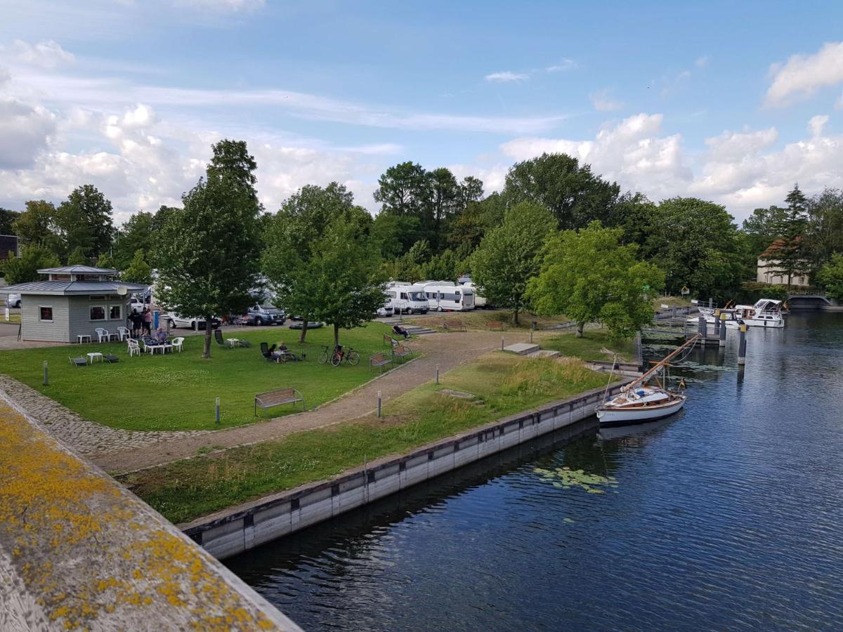 Karino Helles Apartment Ueber Den Havel-Gaerten Auf Der Dominsel Brandenburg  المظهر الخارجي الصورة